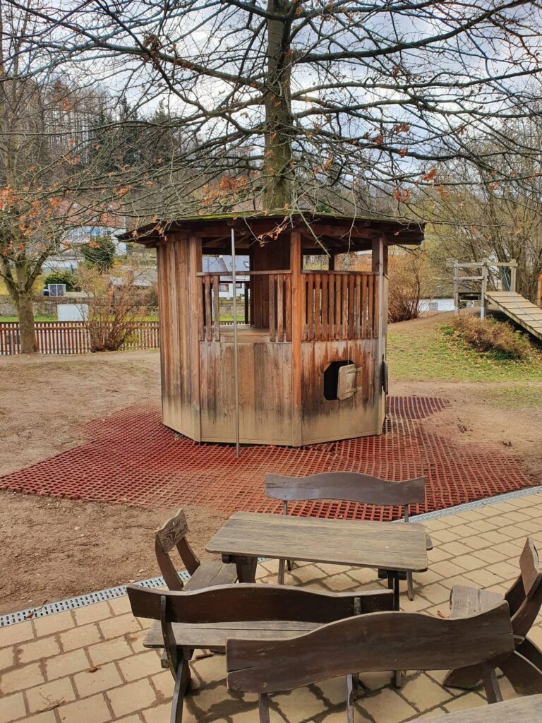 Foto von unserem Baumhaus im Garten der KITA
