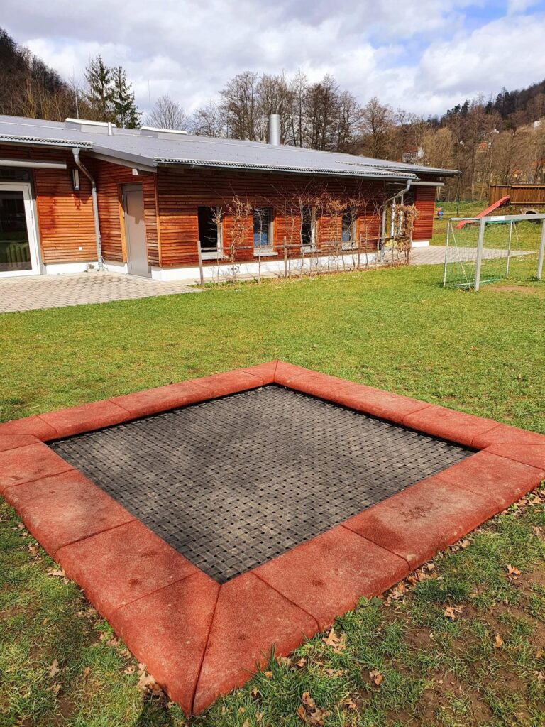 Unser Bodentrampolin im Garten der KITA Kindernest